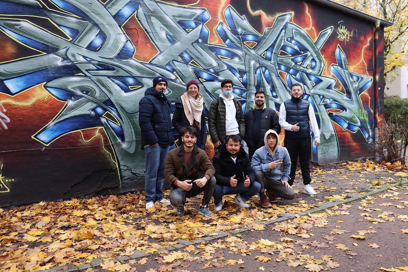 Gruppenbild vor einer Wand mit Graffiti in Hamburg