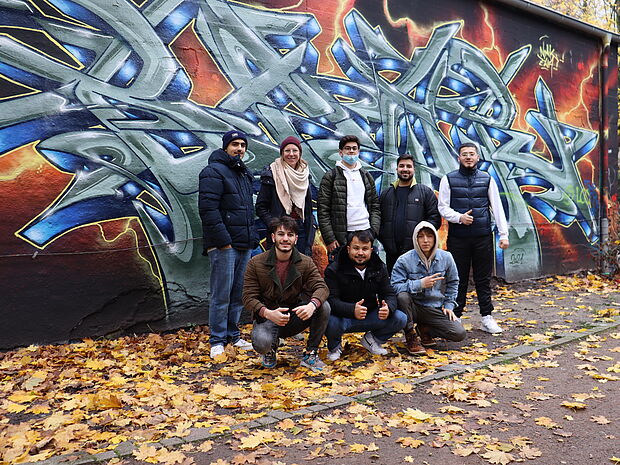 Gruppenbild vor einer Wand mit Graffiti in Hamburg