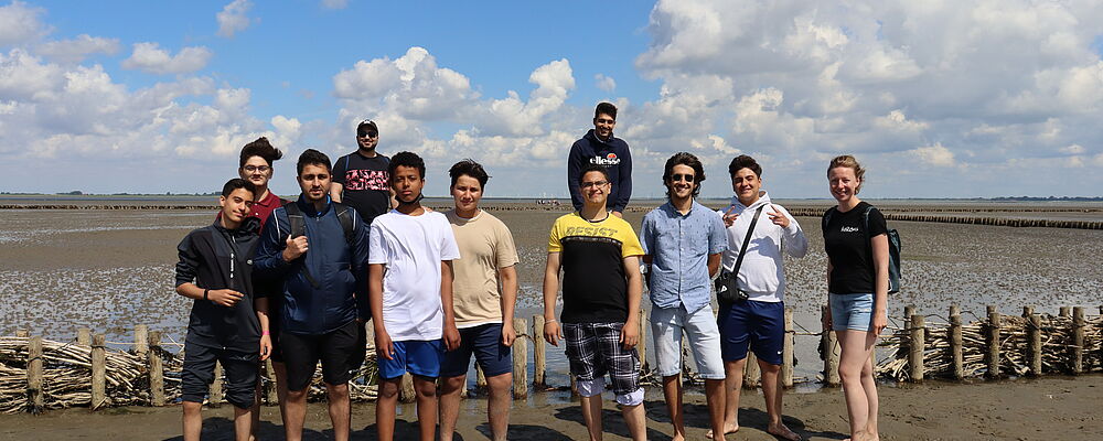 Junge Menschen bei Ebbe am Wattenmeer