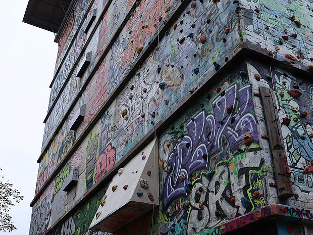 Kletterwand mit Graffiti